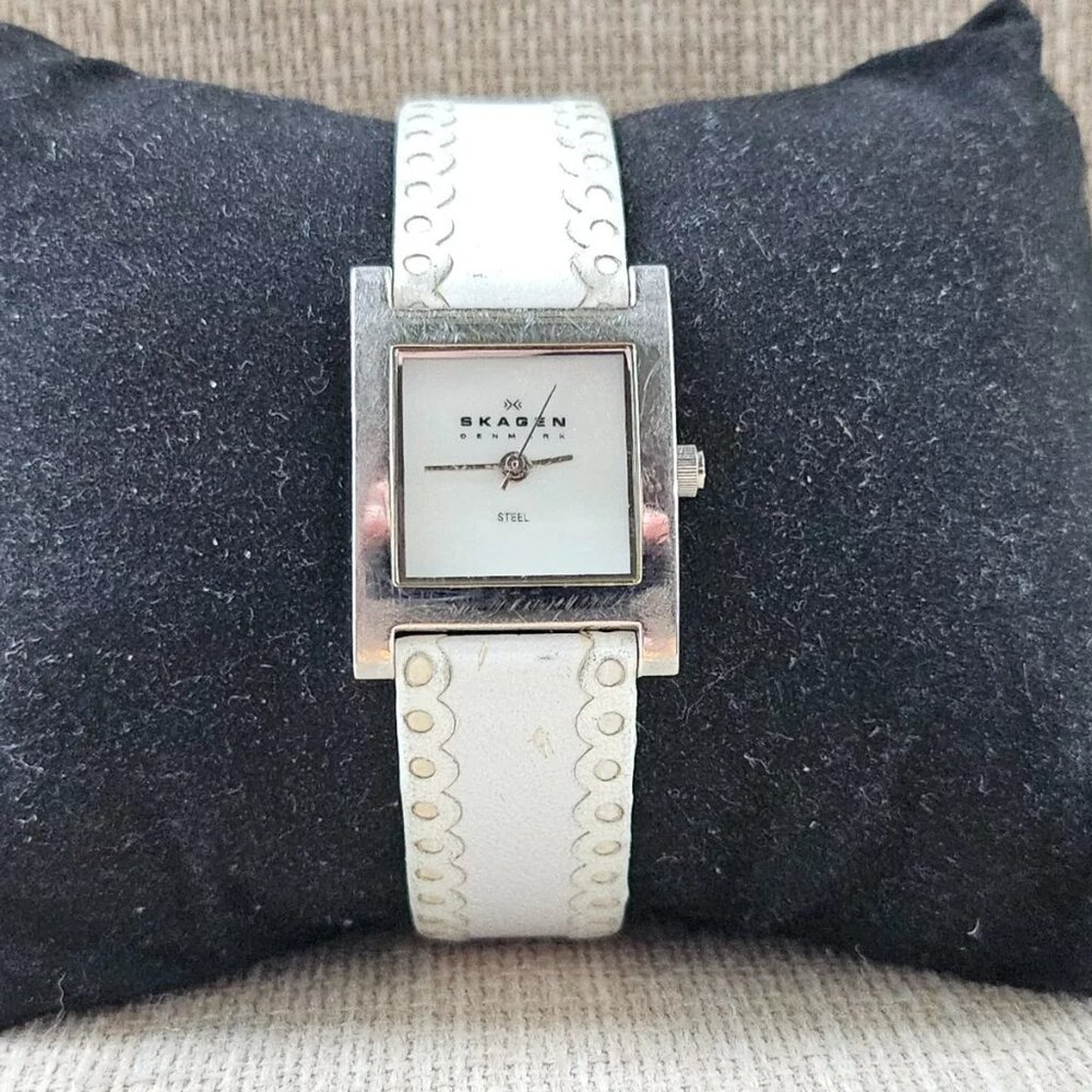 Skagen Denmark Ladies Wristwatch Quartz Analog White Leather Strap Watch - Picture 4 of 11